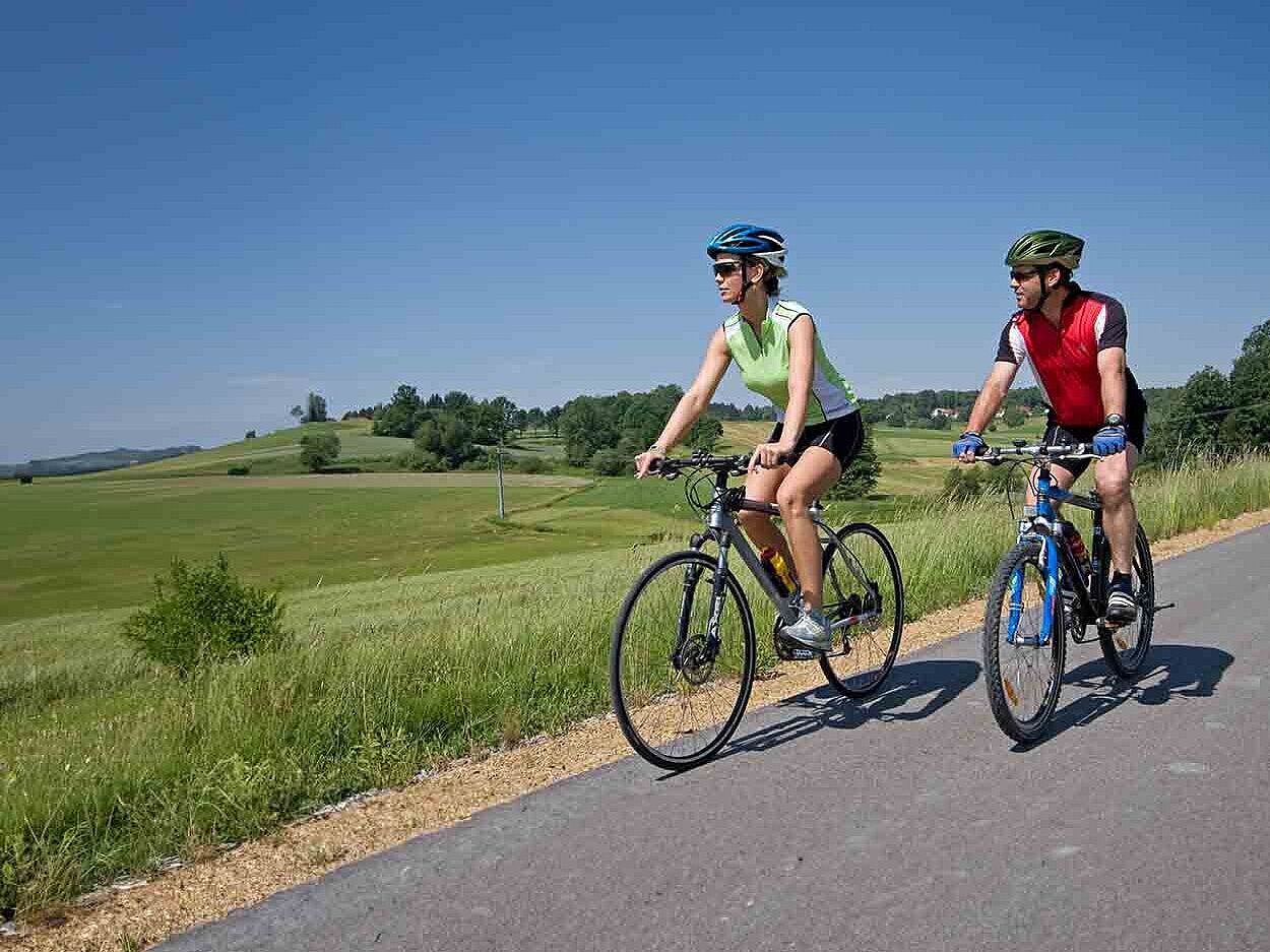 Zwei Fahrradfahrer in der bayerischen Natur