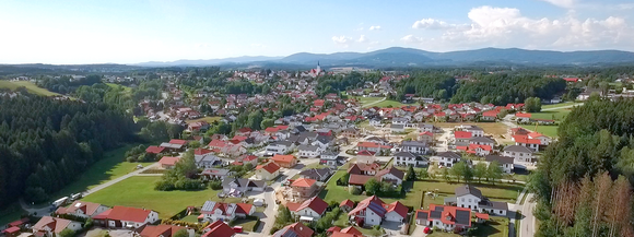 Drohnenaufnahme der Gemeinde Eging am See in Bayern