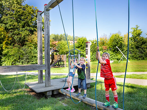 Kinder spielen im Eginger Kurpark