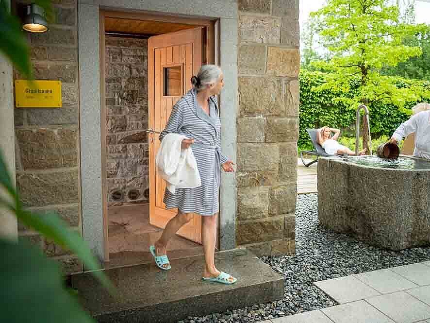 Eine Frau geht aus der Sauna heraus