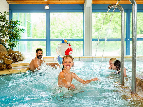 Familie in der Sonnen-Therme