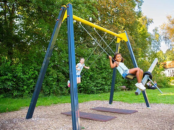 Kinder spielen im Kurpark in Eging am See