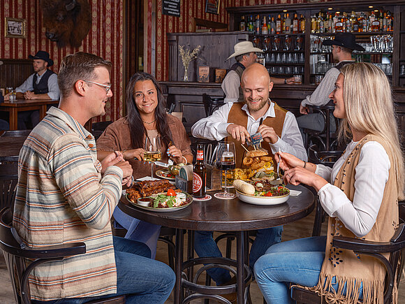 Gäste essen in der Westernstadt Pullman City