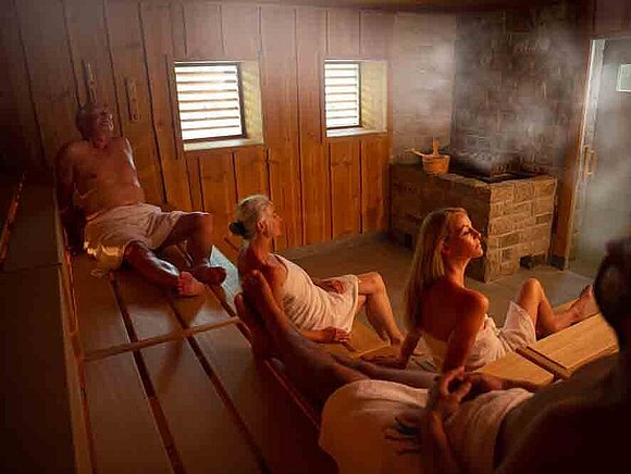 Gäste entspannen in der Sauna der Sonenn-Therme