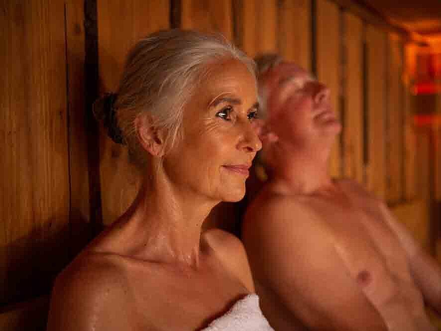 Nahaufnahme einer älteren Frau in der Sauna